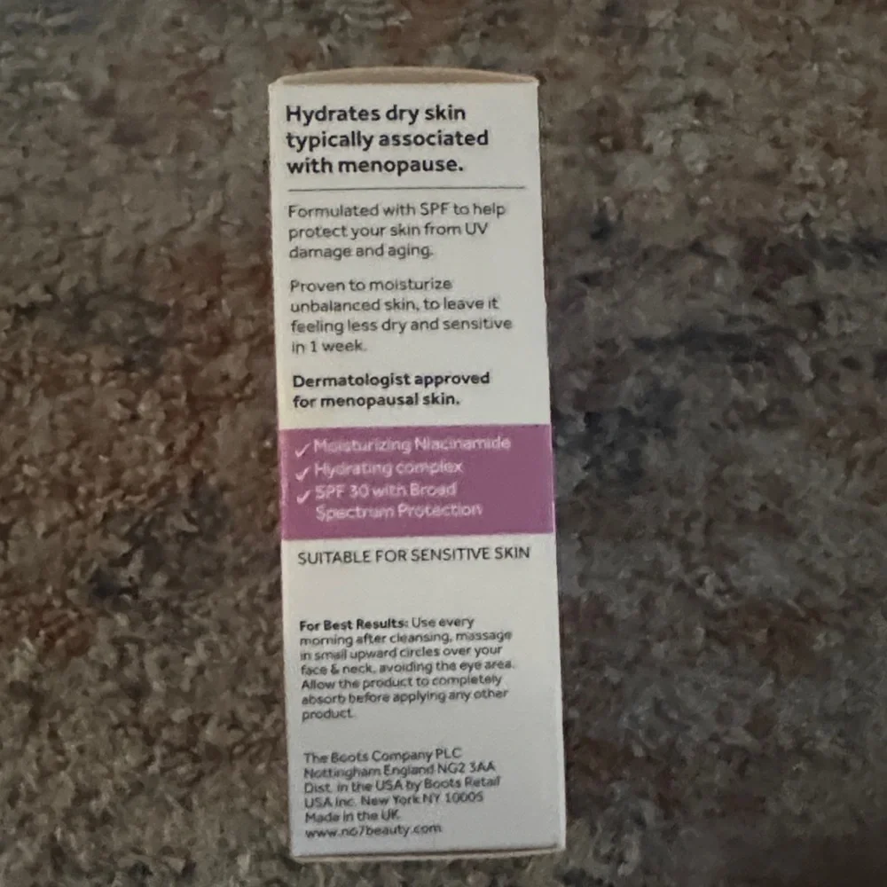 Menopause Skincare Protect & Hydrate Day Cream SPF 30 - Pink/White